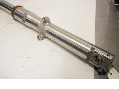 Vänster sida på Gaffelben från en Honda VT 1100 C -2000 motorcykel.