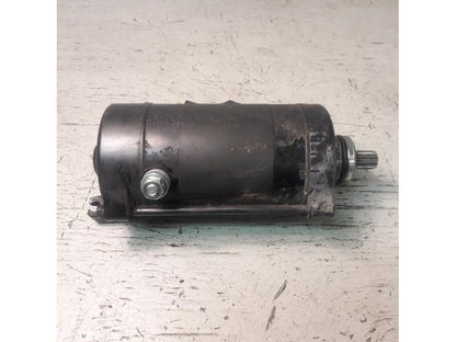 Framsidan på Startmotor från en Kawasaki VN 900 -2007 motorcykel.