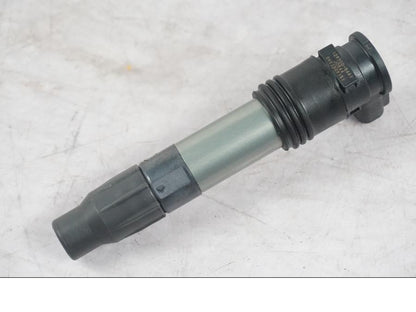 Vänster sida på Tändspole från en KTM 1290 Super Duke R -2022 motorcykel.