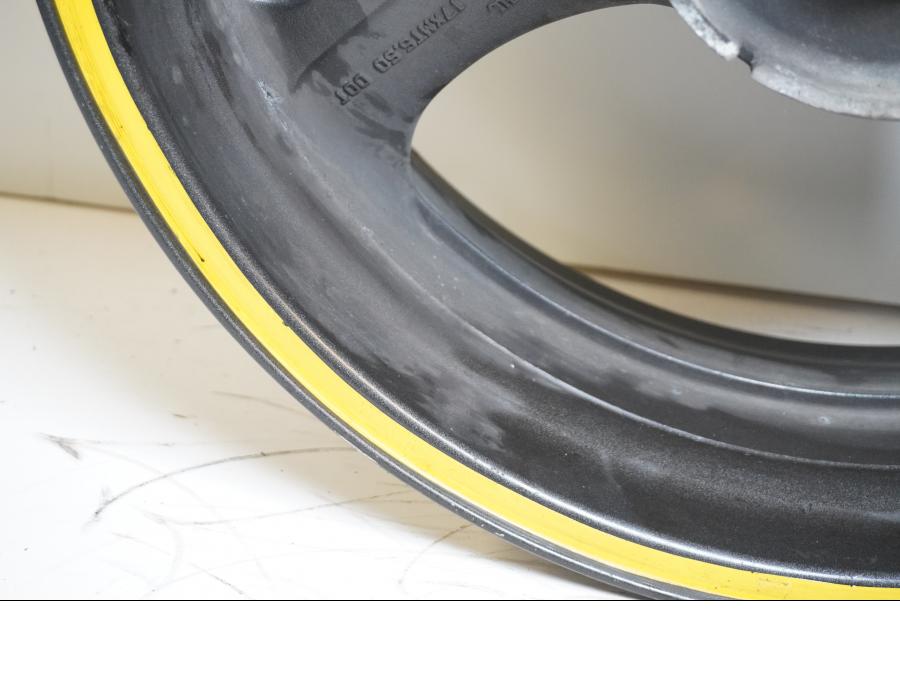 Extrabild1 på Fälg från en Honda VTR 1000 F -1997 motorcykel.