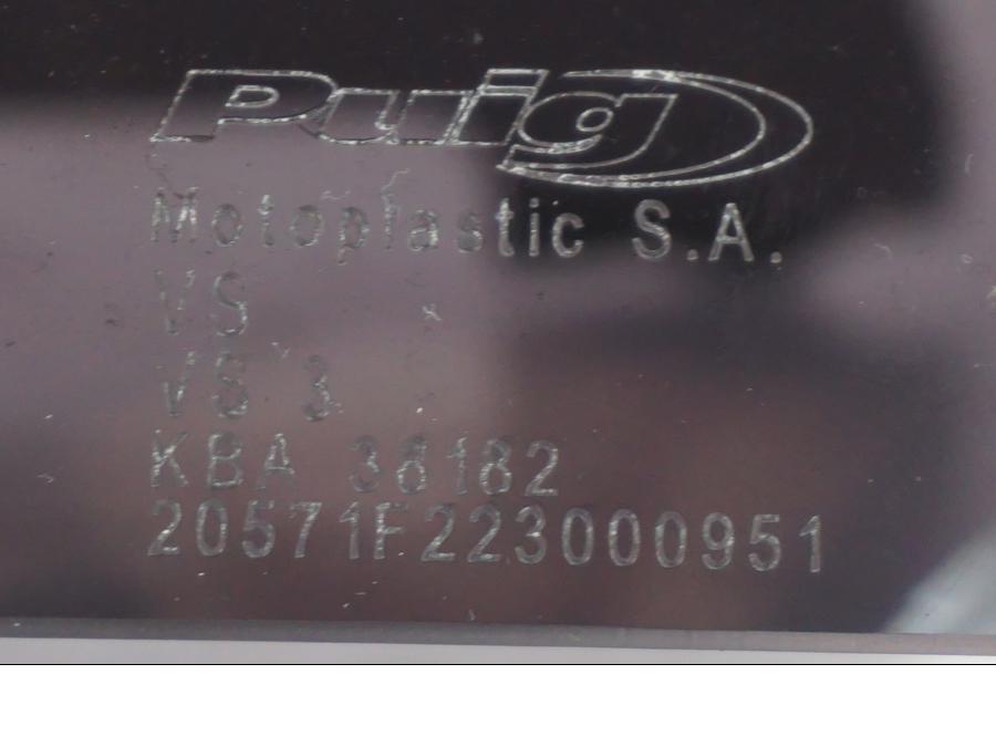 Snett uppifrån på Vindruta från en Aprilia RS 660 -2022 motorcykel.