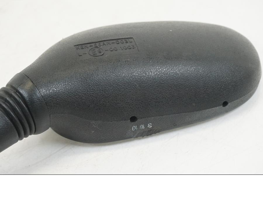 Snett nerifrån på Backspegel från en Yamaha XT 1200 A -2010 motorcykel.