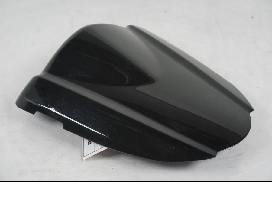 Höger sida på <p>Kuts från Suzuki GSX-R 1000 2008.</p>

<p>Omlackerad. Små lättare lackskador finns.</p>

<p>Saknar gummidämpning och hjälmhållaren.</p> motorcykel.