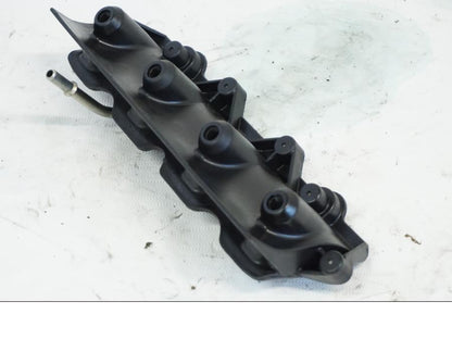 Snett uppifrån på Fuel Rail från en Yamaha YZF R6 -2006 motorcykel.