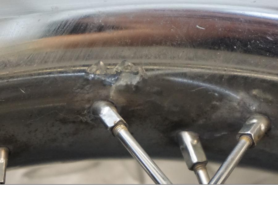 Höger sida på Fälg från en H-D Touring Road King Classic FLHRCI -2008 motorcykel.