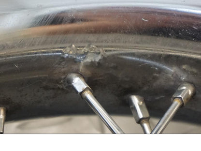 Höger sida på Fälg från en H-D Touring Road King Classic FLHRCI -2008 motorcykel.