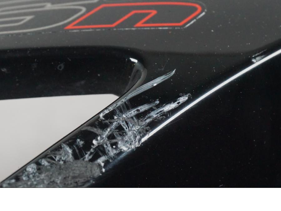 Snett uppifrån på Sidkåpa från en Kawasaki ER-6N ABS -2010 motorcykel.