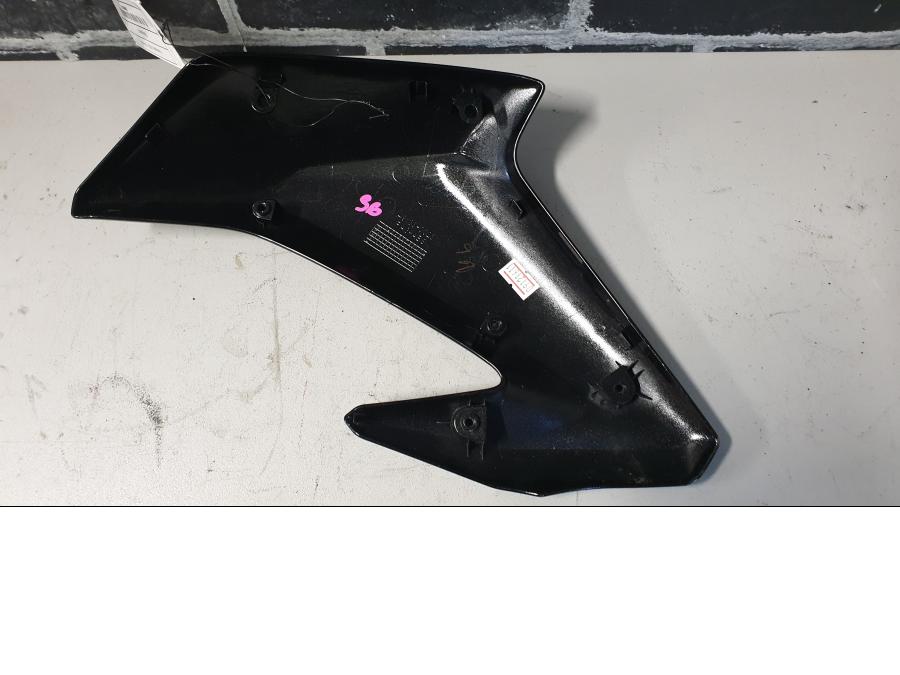 Snett uppifrån på Bensintankskåpa från en Kawasaki Z 900 -2017 motorcykel.