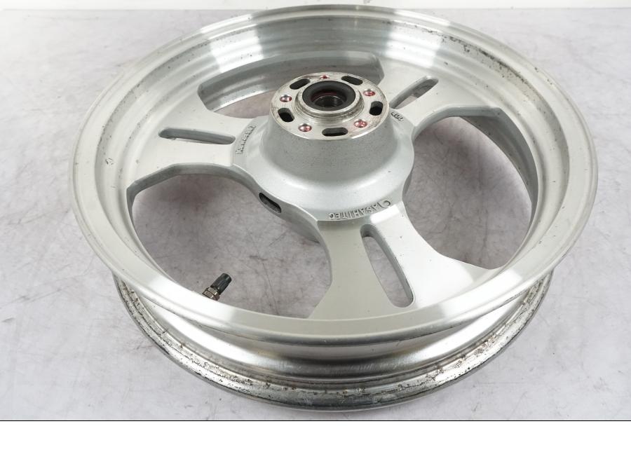 Snett uppifrån på Fälg från en Kawasaki VN 1500 Mean Streak -2002 motorcykel.