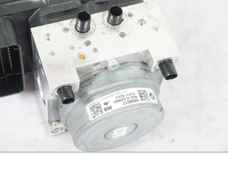 Vänster sida på ABS Modulator från en BMW R 1250 GS -2019 motorcykel.