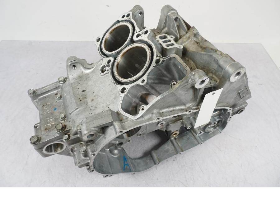 Framsidan på Motorblock från en Honda VFR 800 -2005 motorcykel.