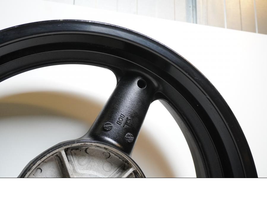 Extrabild3 på Fälg från en Suzuki GSF 650 -2011 motorcykel.