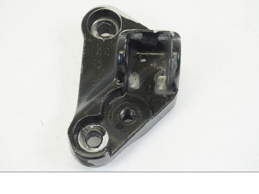 Baksidan på Fotpinnefäste från en Honda CB 750 -2002 motorcykel.