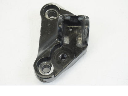 Baksidan på Fotpinnefäste från en Honda CB 750 -2002 motorcykel.