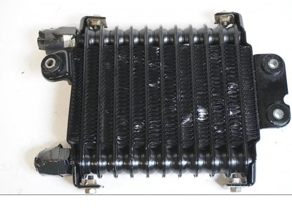 Vänster sida på Oljekyl från en Suzuki VL 1500 -1998 motorcykel.