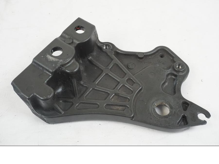 Höger sida på Fotpinnefäste inre från en Yamaha MT-07 -2019 motorcykel.