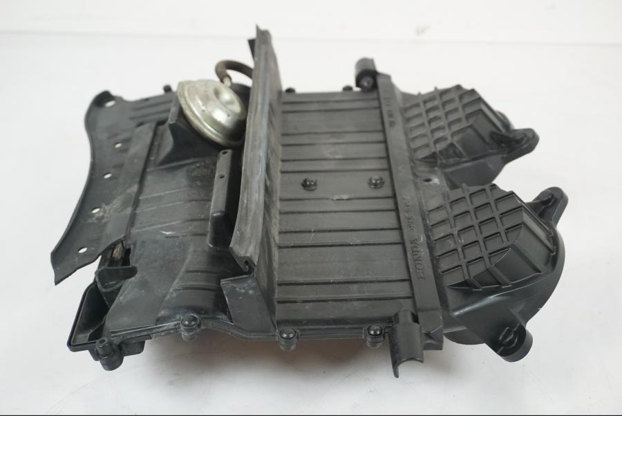 Snett nerifrån på Luftburksnorkel från en Honda CBR 1000 -2005 motorcykel.