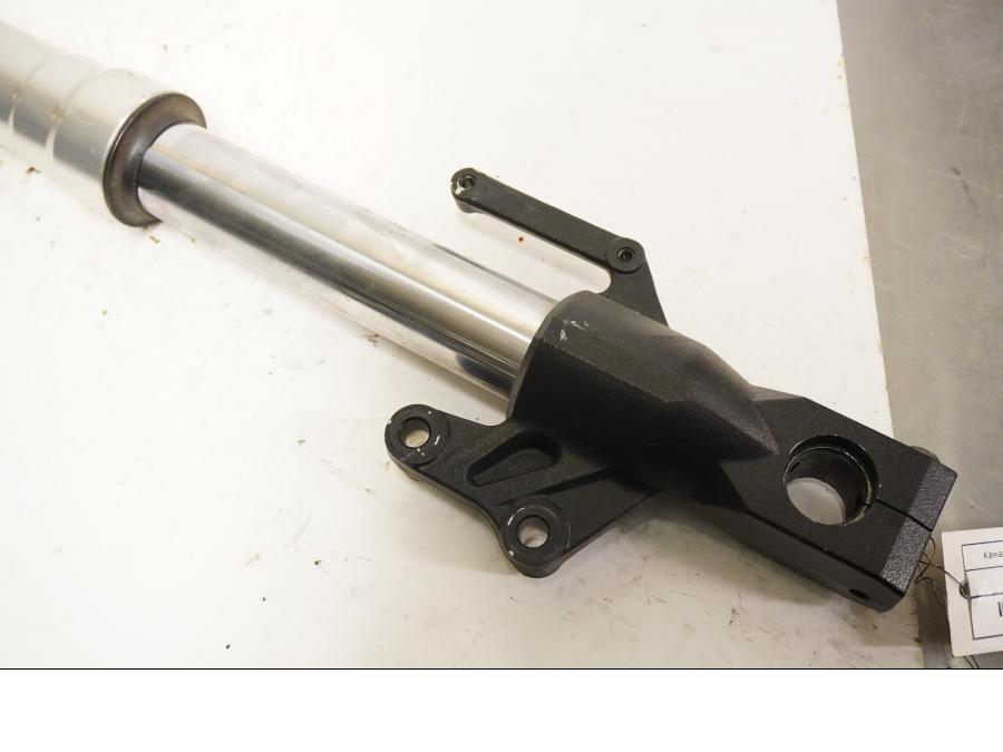 Baksidan på Gaffelben från en Kawasaki Versys 650 -2007 motorcykel.