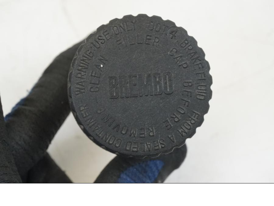 Höger sida på Bromsvätskebehållare från en BMW K 1200 LT -2004 motorcykel.