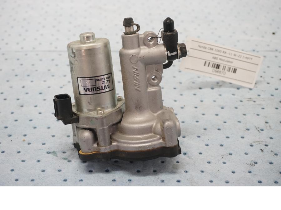 Framsidan på ABS Modulator från en Honda CBR 1000 RR -2011 motorcykel.