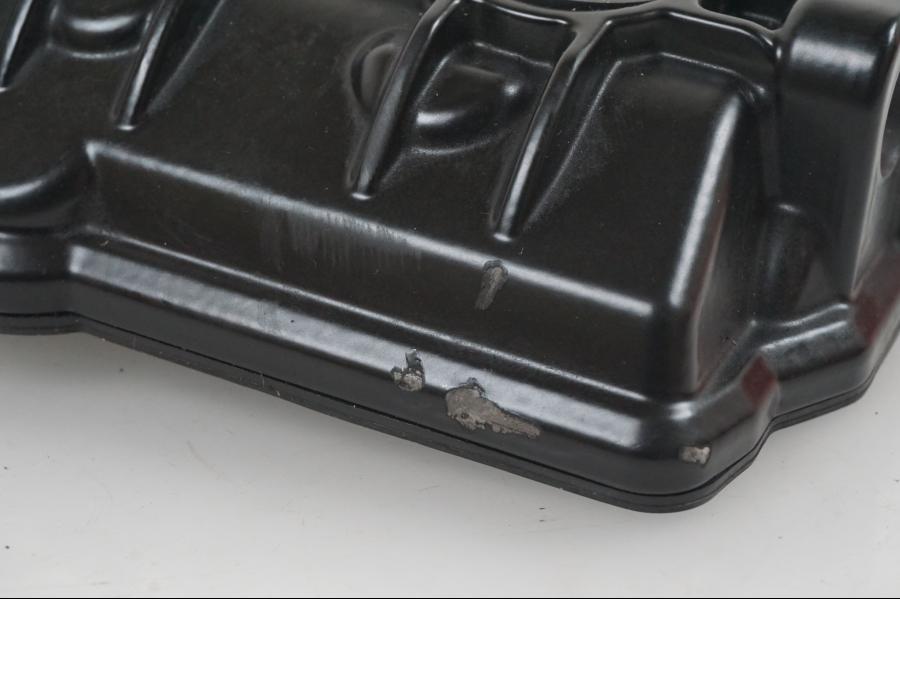 Vänster sida på Ventilkåpa från en KTM 1290 Super Duke R -2021 motorcykel.