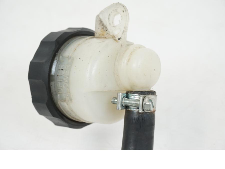 Snett nerifrån på Bromshuvudcylinder från en Suzuki GSX 600 F -1998 motorcykel.