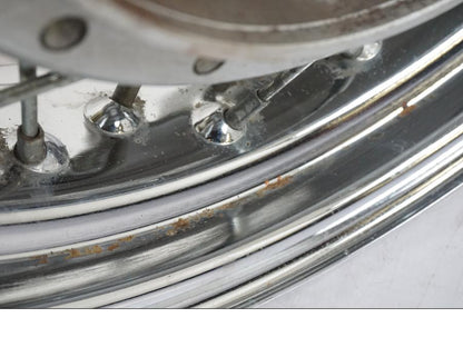 Snett uppifrån på Fälg från en Suzuki VL 800 -2002 motorcykel.