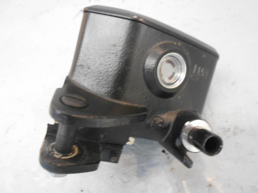 Baksidan på Bromshuvudcylinder från en Kawasaki Z 900 -2018 motorcykel.