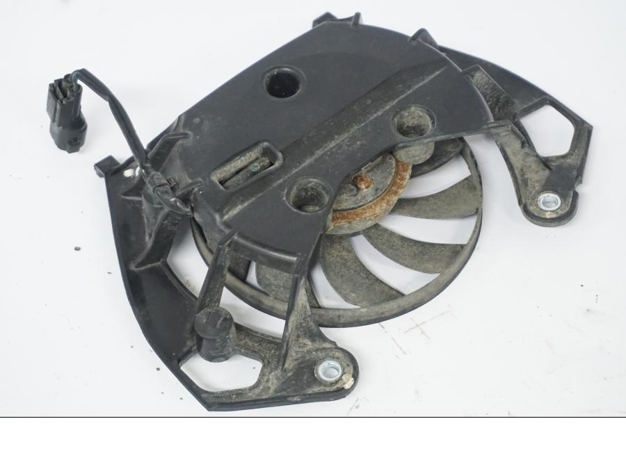 Vänster sida på Vattenkylfläkt från en Honda CB 500 X -2015 motorcykel.