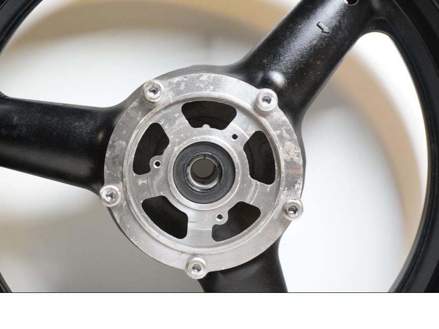 Baksidan på Fälg från en Suzuki GSF 650 -2011 motorcykel.