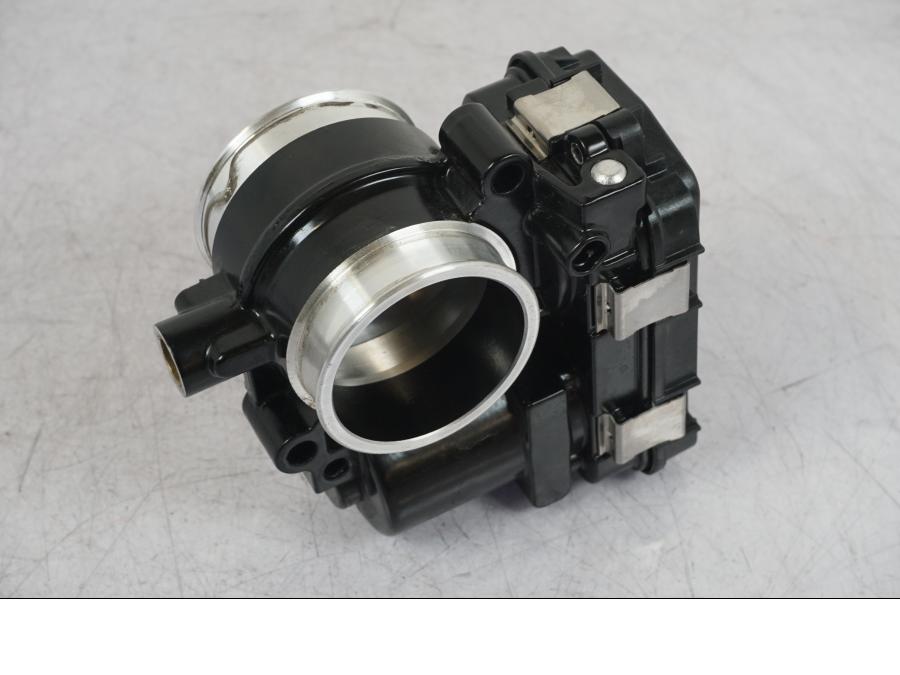 Höger sida på Spjällhus från en BMW R 1250 GS -2023 motorcykel.