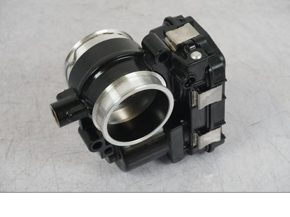 Höger sida på Spjällhus från en BMW R 1250 GS -2023 motorcykel.