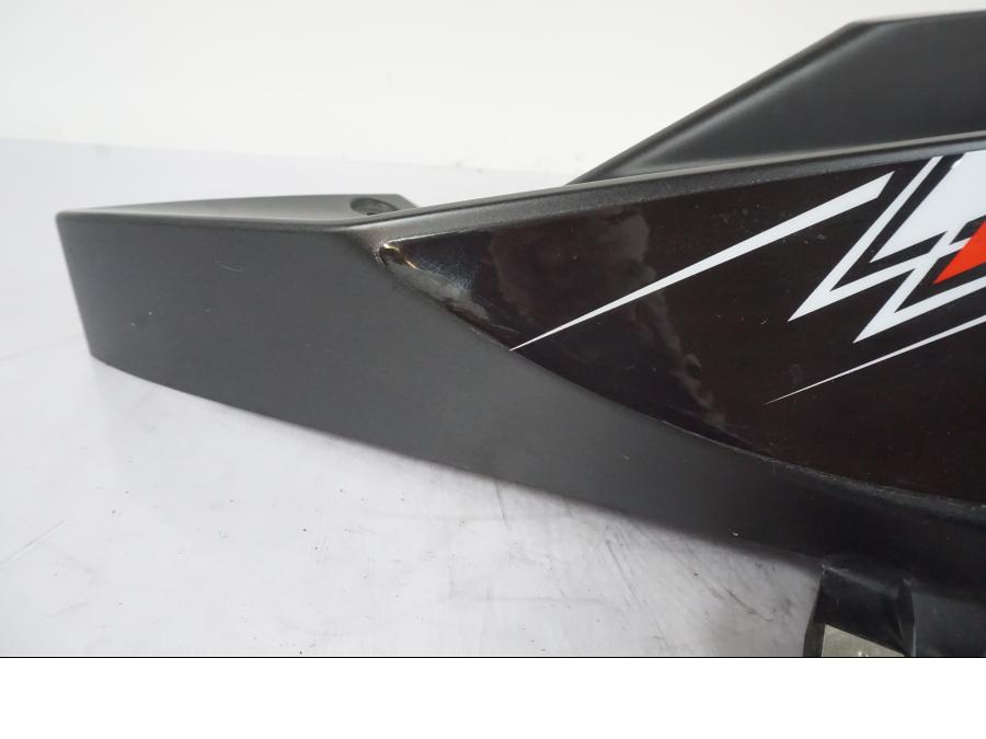 Snett uppifrån på Sidkåpa från en Yamaha YZF-R 125 -2008 motorcykel.