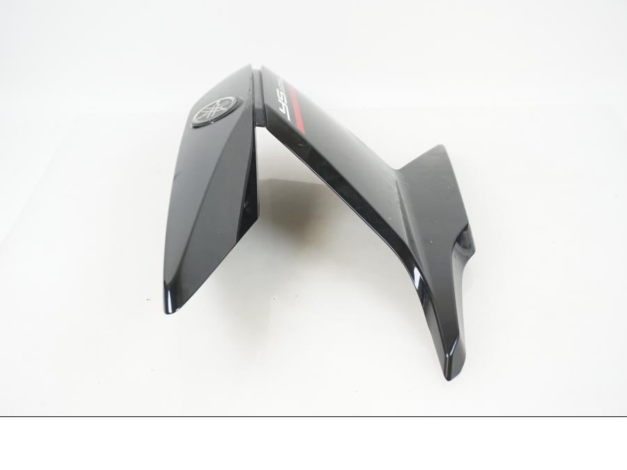 Höger sida på Kylarvinge från en Yamaha YS125 -2018 motorcykel.