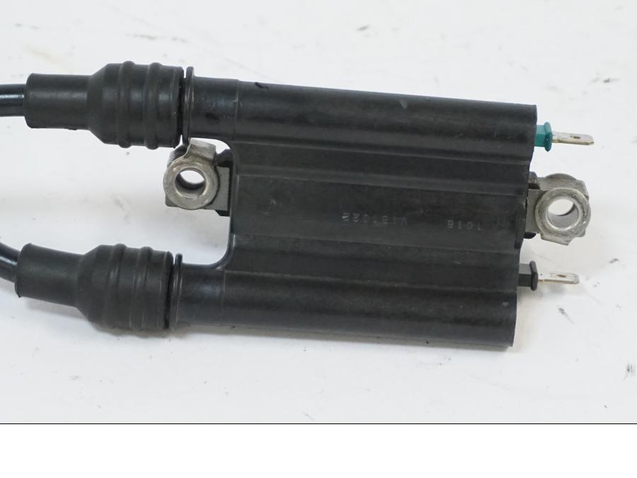 Baksidan på Tändspole från en Honda CB 650 R -2019 motorcykel.