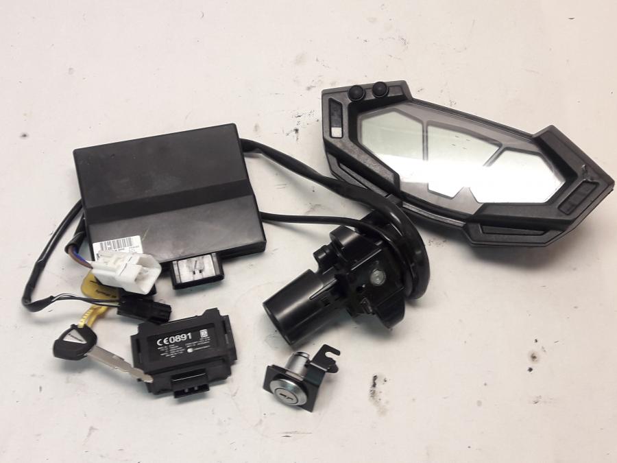 Framsidan på Låssats från en Kawasaki Z 800 -2015 motorcykel.