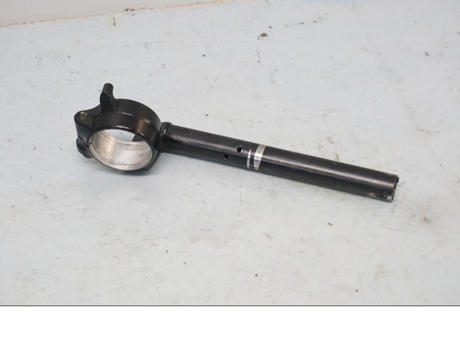 Baksidan på Styre från en Honda CBR 1000 RR -2004 motorcykel.