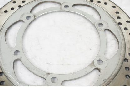 Snett nerifrån på Bromsskiva från en Honda CBR 1000 F -1989 motorcykel.