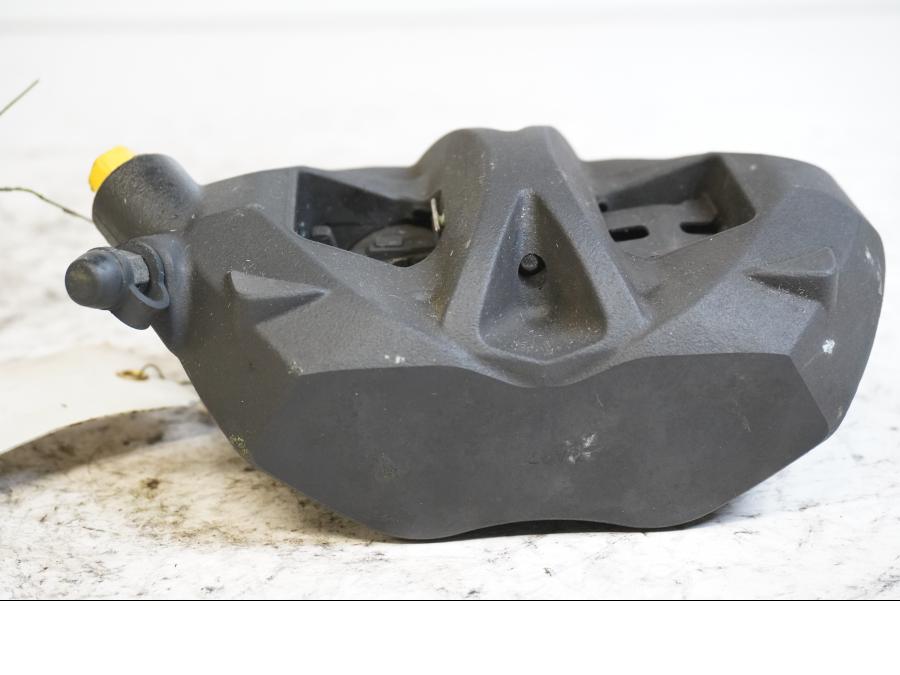 Baksidan på Bromsok från en Triumph Daytona 675 -2010 motorcykel.