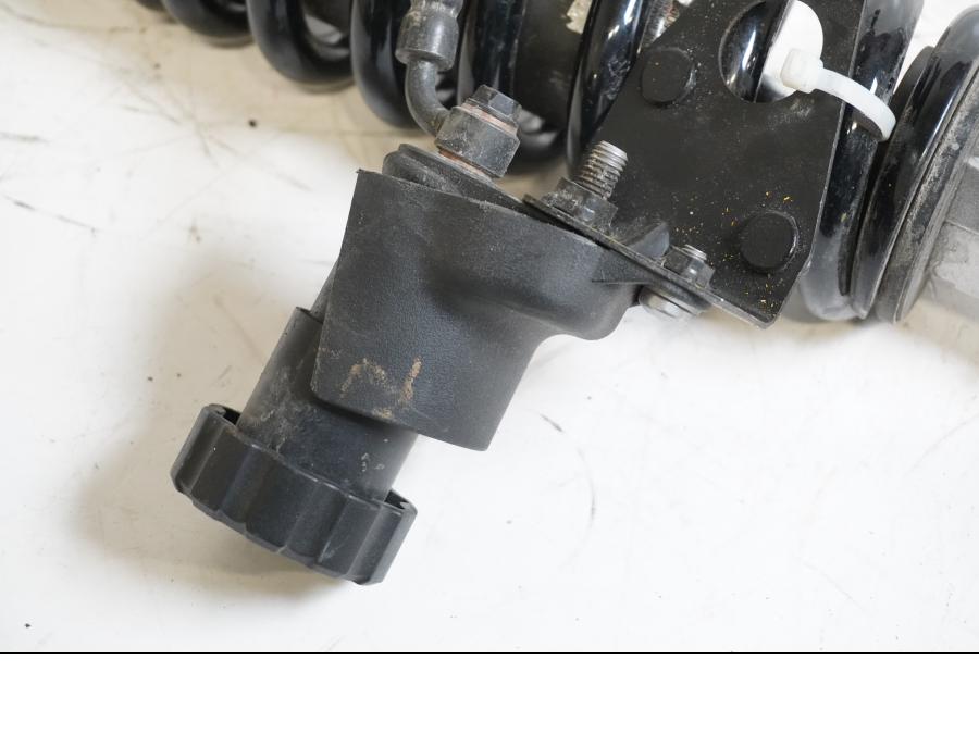 Vänster sida på Stötdämpare från en Triumph Sprint GT -2011 motorcykel.