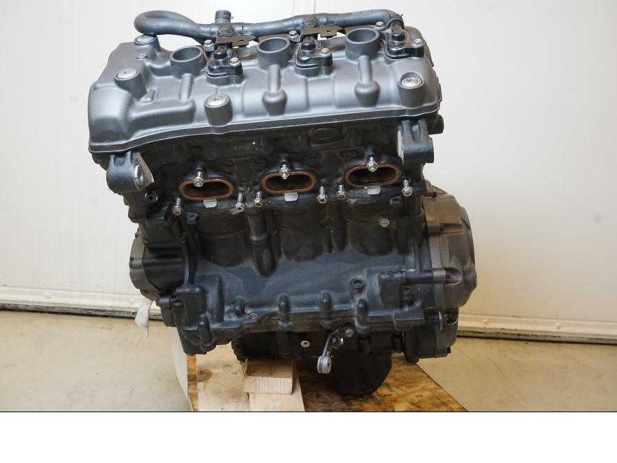 Vänster sida på Motor från en Triumph Speed Triple -2021 motorcykel.