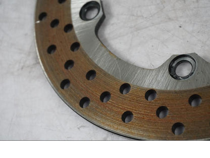 Snett uppifrån på Bromsskiva från en Yamaha MT-09 -2024 motorcykel.