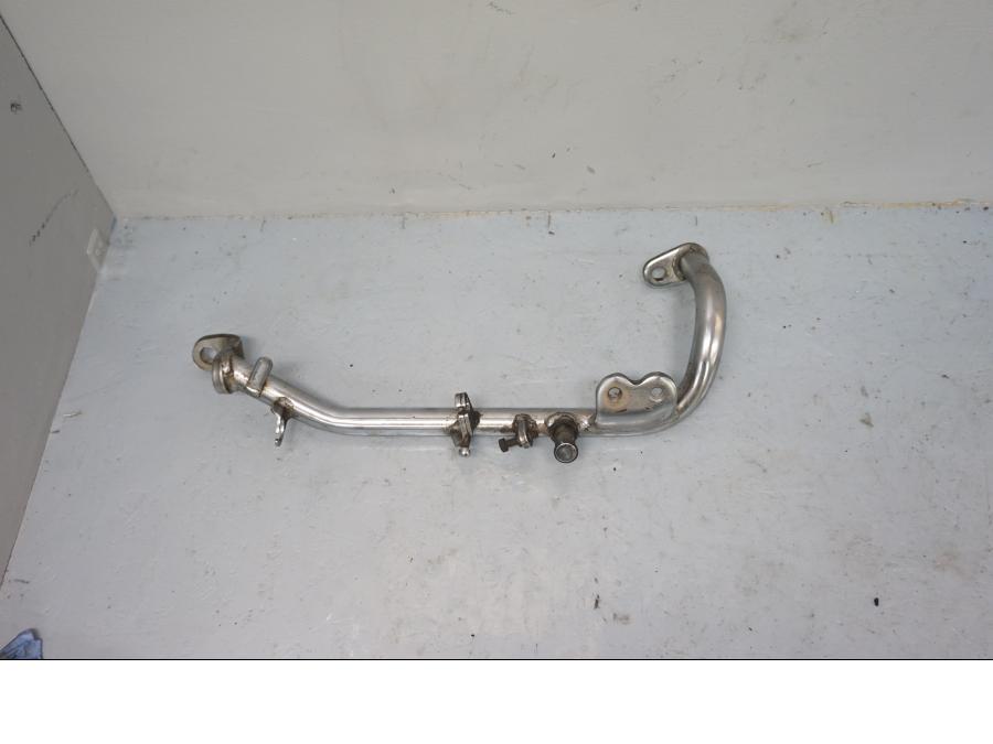 Framsidan på Fotpinnefäste från en Yamaha XV 535 -2001 motorcykel.