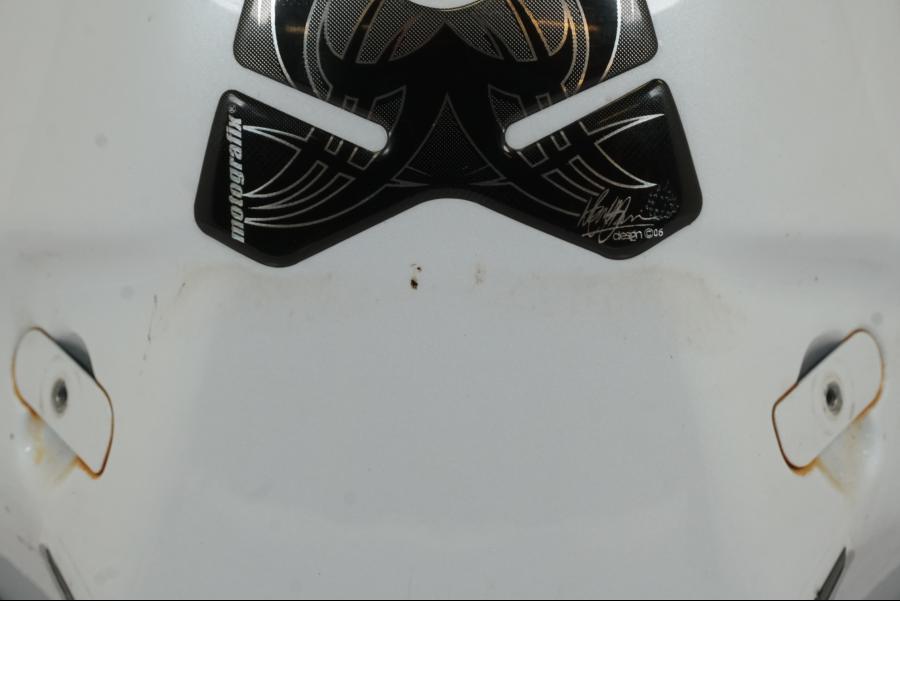 Vänster sida på Bensintank från en Yamaha YZF 1000 R1 -2009 motorcykel.