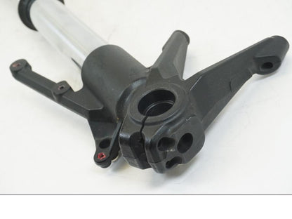 Höger sida på Gaffelben från en Ducati Hyperstrada -2013 motorcykel.