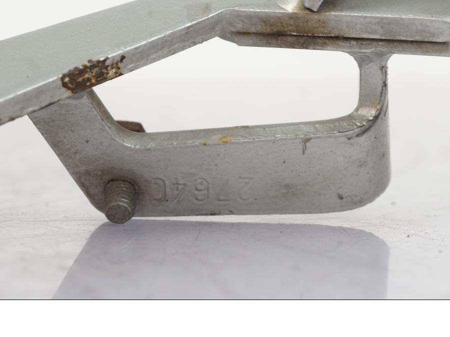 Snett nerifrån på Bromspedal från en BMW R 1200 GS -2005 motorcykel.