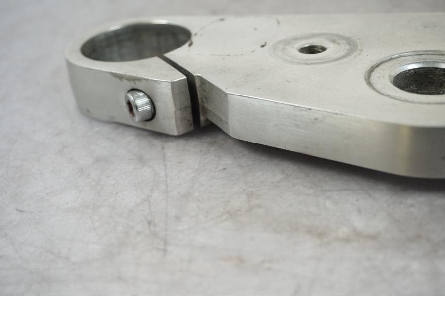 Vänster sida på Gaffelkrona från en Kawasaki VN 1500 Mean Streak -2002 motorcykel.