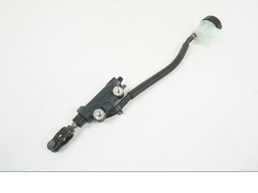 Framsidan på Bromshuvudcylinder från en Yamaha XJR 1300 -2007 motorcykel.