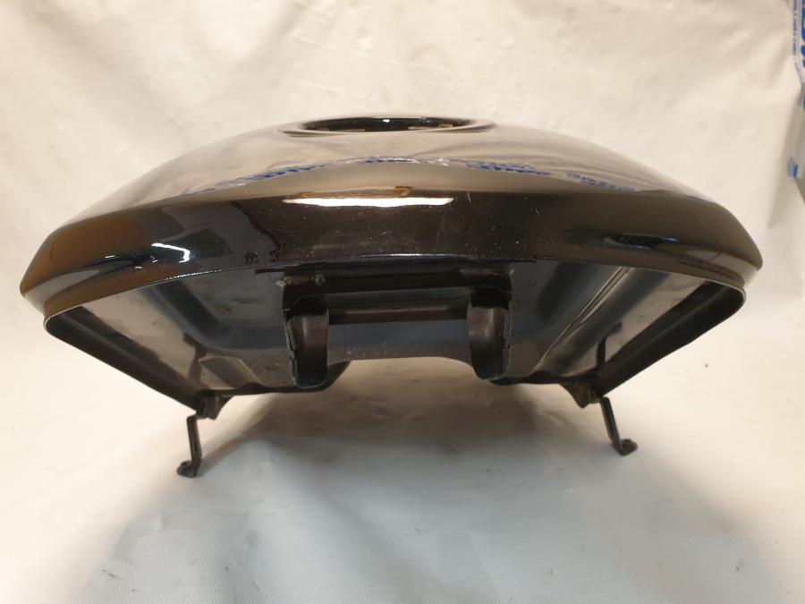 Baksidan på Bensintank från en Kawasaki GPZ 500 -1988 motorcykel.