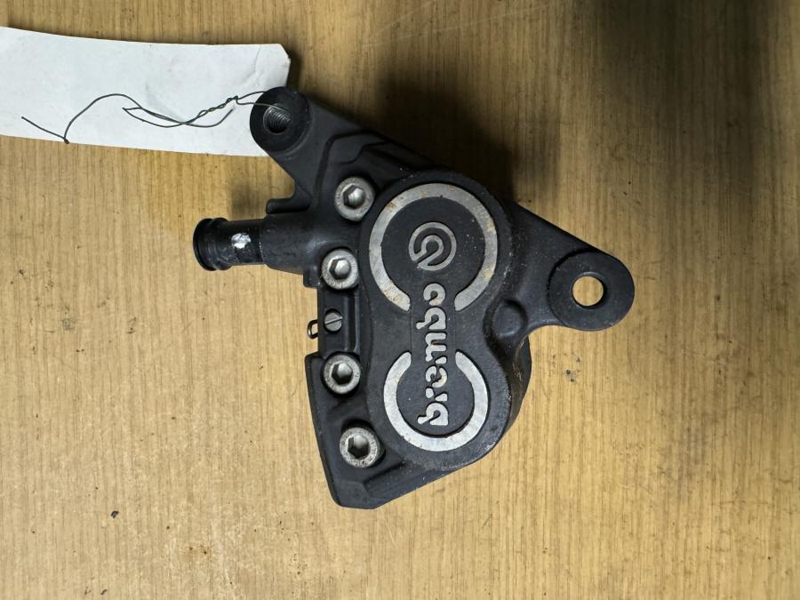 Framsidan på Bromsok från en BMW R 1200 C -2002 motorcykel.